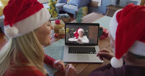 Biała Para Kapeluszami Mikołaja Używająca Laptopa Świątecznej Rozmowy Wideo Kobietą — Wideo stockowe