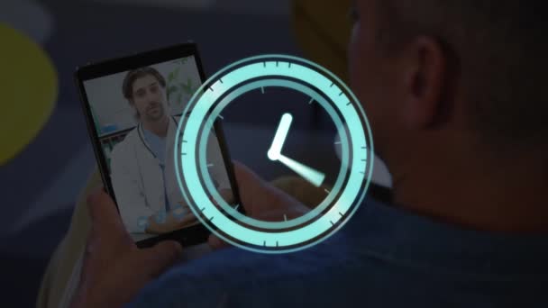 タブレットのビデオ通話で人の上に速く動く時計のアニメーション 世界的なデータ処理技術とデジタルインターフェースの概念デジタルで生成されたビデオ — ストック動画