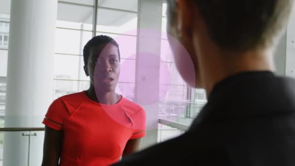 사무실에서 이야기하는 사업가들을 중심으로 분홍색 그리는 애니메이션이 나오고 온라인상에서 만들어 — 비디오