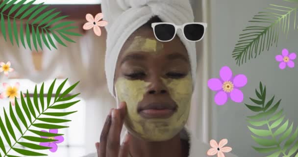 Animatie Van Bloemen Gelukkige Afrikaanse Amerikaanse Vrouw Aanbrengen Gezichtsmasker Gezondheid — Stockvideo