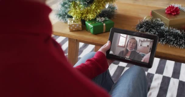 Běloch Mává Používá Tablet Pro Vánoční Video Hovor Líbající Ženou — Stock video