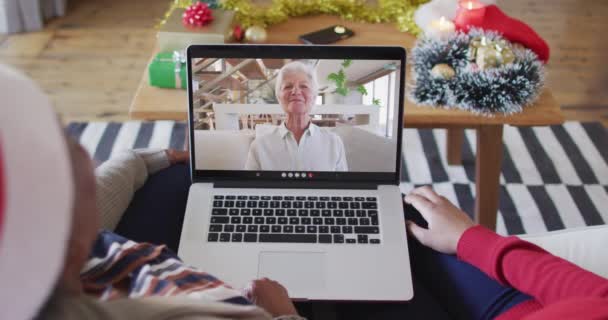 Mãe Filha Afro Americana Usando Laptop Para Chamada Vídeo Natal — Vídeo de Stock