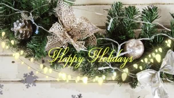 文字列の照明やクリスマスの装飾の上に黄色のテキスト 幸せな休日のアニメーション クリスマスや季節の挨拶やお祝いのコンセプトをデジタルで — ストック動画