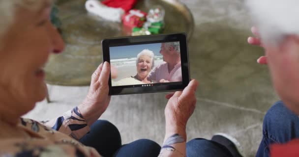 Couple Caucasien Sénior Utilisant Une Tablette Pour Appel Vidéo Noël — Video