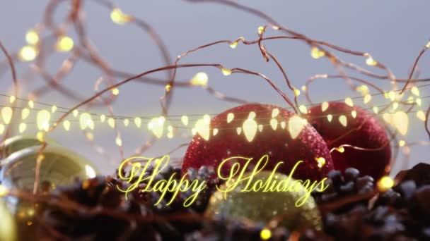 Animación Texto Felices Fiestas Amarillo Sobre Luces Cuerda Decoraciones Navideñas — Vídeo de stock
