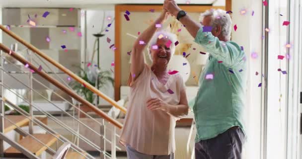Animation Confettis Roses Violets Tombant Sur Heureux Couple Personnes Âgées — Video