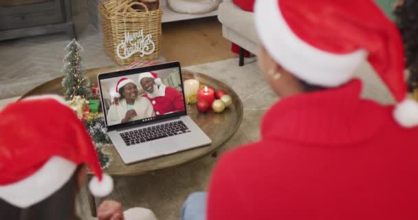 Diversa Famiglia Con Cappelli Babbo Natale Utilizzando Computer Portatile Videochiamata — Video Stock