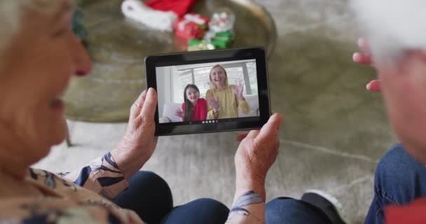 Starsza Kaukaska Para Uśmiechająca Się Używająca Tabletu Świątecznej Rozmowy Wideo — Wideo stockowe