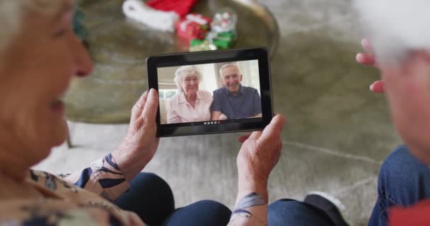 Couple Caucasien Sénior Utilisant Une Tablette Pour Appel Vidéo Noël — Video
