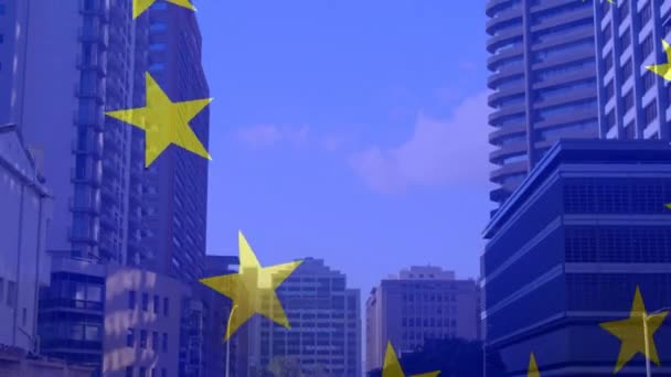 近代的な街並みの高層ビルの上に欧州連合の旗のアニメーション 欧州連合 ビジネス 経済の概念がデジタルで生成されたビデオ — ストック動画