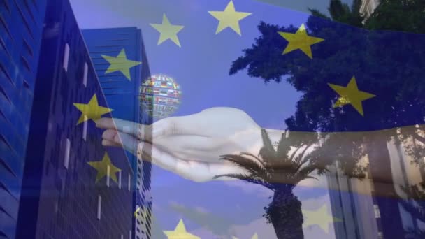 Animacja Flagi Unii Europejskiej Nad Biurowcami Rękami Kołyszącymi Kulę Światowych — Wideo stockowe