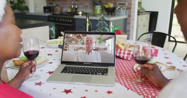 Afrikanisches Paar Mit Wein Auf Dem Laptop Für Ein Weihnachts — Stockvideo