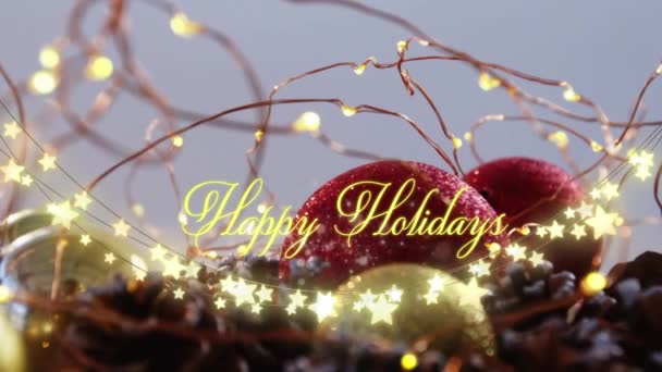 Animación Texto Felices Fiestas Amarillo Sobre Luces Cuerda Decoraciones Navideñas — Vídeo de stock