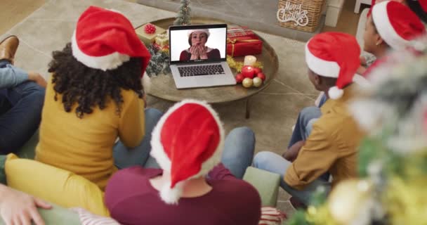 Різні Сім Капелюхами Санти Використовують Ноутбук Різдвяного Відеодзвінка Щасливою Жінкою — стокове відео