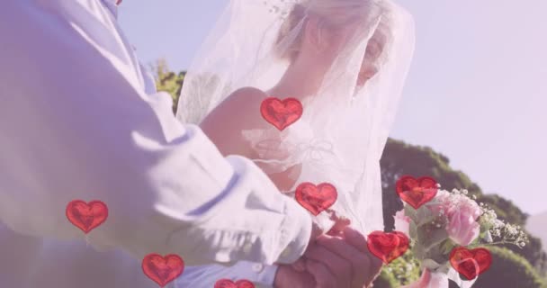 Animation Roter Herzen Über Einem Glücklichen Kaukasischen Paar Und Einem — Stockvideo
