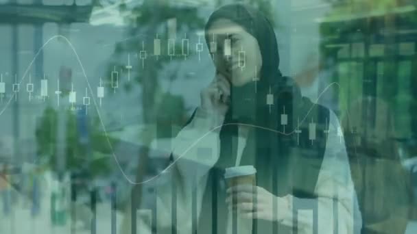 Animatie Van Statistieken Gegevensverwerking Vrouwen Hijab Met Behulp Van Smartphone — Stockvideo