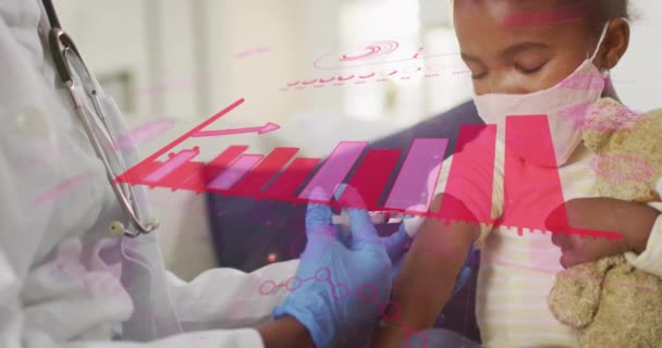 对戴口罩的女孩和19个体细胞和数字进行免疫反应 医疗和围场疫苗接种概念数字制作的视频 — 图库视频影像