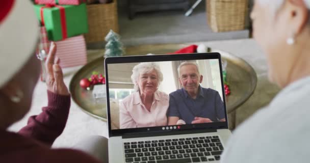 Různé Senioři Přátelé Pomocí Notebooku Pro Vánoční Video Hovor Šťastný — Stock video