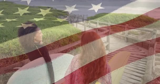 Animáció Amerikai Egyesült Államok Zászlajáról Boldog Férfi Felett Szörfdeszkákkal Parton — Stock videók