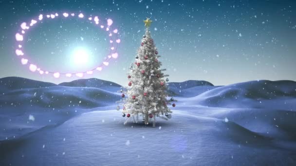 Dekorativ leuchtende Lichter gegen Schneeflocken, die über den Weihnachtsbaum auf die Winterlandschaft fallen. Weihnachtsfeier und Festkonzept
