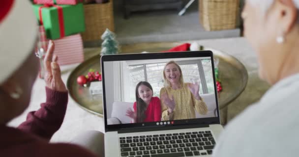 Diverse Seniorinnen Nutzen Laptop Für Weihnachts Videoanrufe Mit Glücklicher Familie — Stockvideo