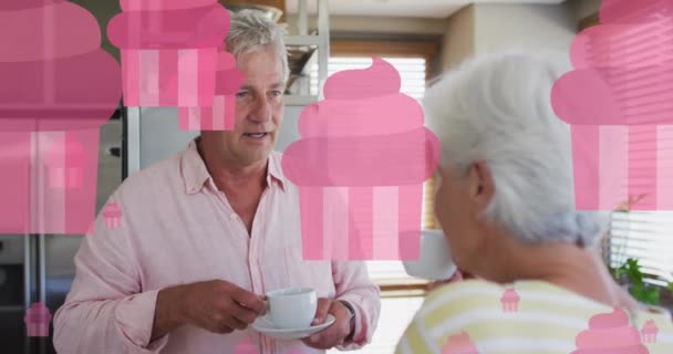 Animacja Różowej Wróżki Nad Szczęśliwą Białą Parą Seniorów Rozmawiającą Pijącą — Wideo stockowe