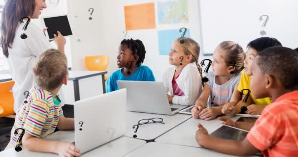 女性の小学校教師やコンピュータを使った多様な生徒に対する疑問符のアニメーション ナショナル トリビア クイズ コンクールのコンセプトをデジタルで — ストック動画