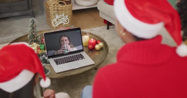 Różnorodna Rodzina Kapeluszami Mikołaja Pomocą Laptopa Boże Narodzenie Rozmowy Wideo — Wideo stockowe