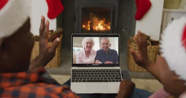 Африканская Американская Пара Шляпах Санты Использует Ноутбук Рождественского Видео Звонка — стоковое видео