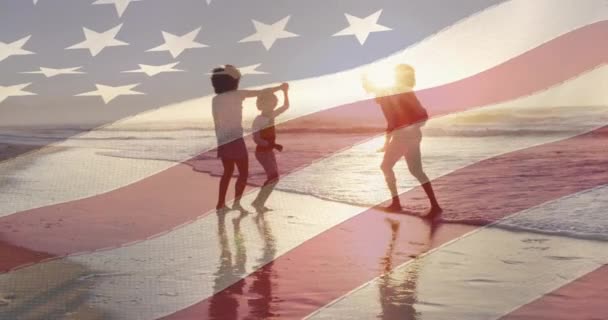 Animacja Flagi Stanów Zjednoczonych Ameryki Nad Afrykańską Amerykańską Rodziną Plaży — Wideo stockowe