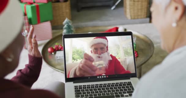 Різні Старші Друзі Використовують Ноутбук Різдвяного Відеозв Язку Щасливим Сантою — стокове відео