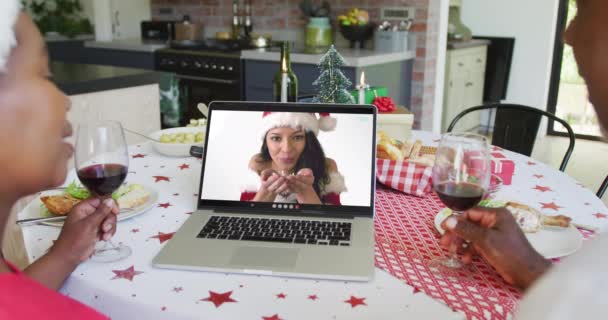 Αφροαμερικανό Ζευγάρι Κρασί Που Χρησιμοποιεί Φορητό Υπολογιστή Για Χριστουγεννιάτικη Βιντεοκλήση — Αρχείο Βίντεο
