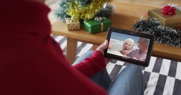 Hombre Caucásico Saludando Utilizando Tableta Para Videollamada Navidad Con Una — Vídeos de Stock