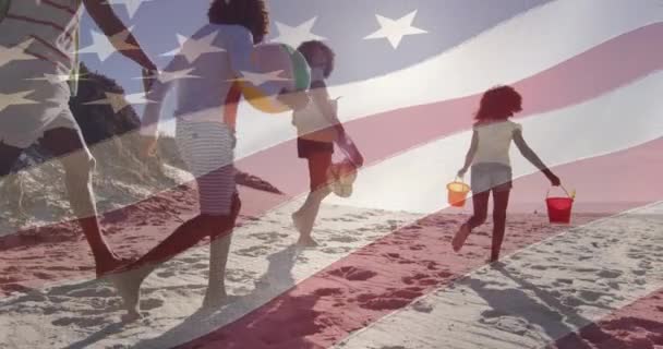 Animation Flaggan Usa Över Afrikansk Amerikansk Familj Stranden Amerikansk Historia — Stockvideo