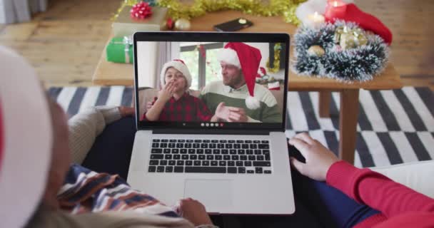 Mãe Filha Afro Americana Usando Laptop Para Chamada Vídeo Natal — Vídeo de Stock