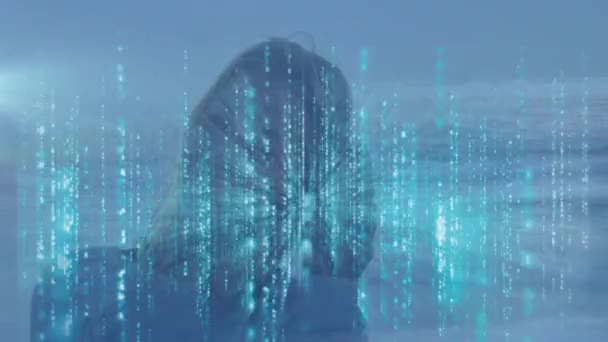在海滨快乐女人的屏幕上动画处理数据 全球连接和数据处理概念数字生成的视频 — 图库视频影像