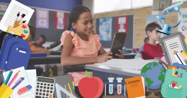 Animation Von Schulsymbolen Über Schulmädchen Mit Tablet Klassenzimmer Bildungs Und — Stockvideo