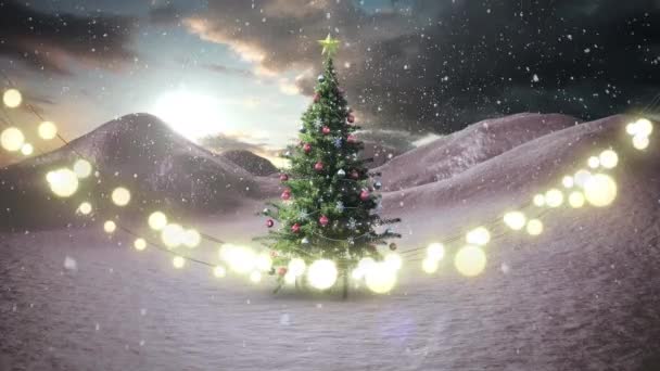 Leuchtende Lichterketten Als Dekoration Gegen Schnee Der Über Den Weihnachtsbaum — Stockvideo