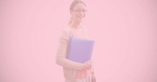 ピンクの本を持つ白人女性学生を笑顔で覆う緑色の質問マークのアニメーション ナショナル トリビア クイズ コンクールのコンセプトをデジタルで — ストック動画