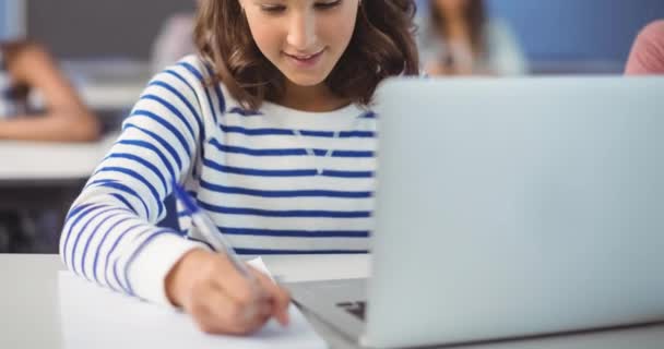 教室の机で書いている白人女子学生の笑顔の上に白い質問マークのアニメーション ナショナル トリビア クイズ コンクールのコンセプトデジタルで生成されたビデオ — ストック動画
