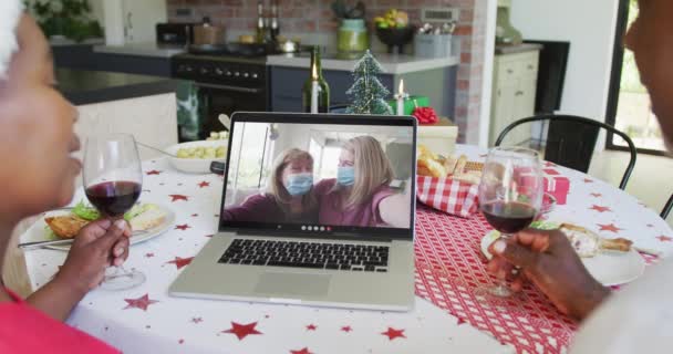 Casal Afro Americano Com Vinho Usando Laptop Para Chamada Vídeo — Vídeo de Stock