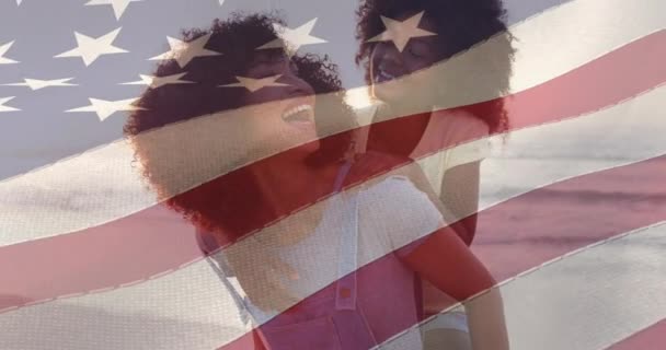 Анимация Флага Соединенных Штатов Америки Над Счастливой Африканской Матерью Американкой — стоковое видео