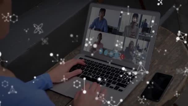 Animação Moléculas Brancas Sobre Mulher Videochamada Laptop Conceito Global Processamento — Vídeo de Stock