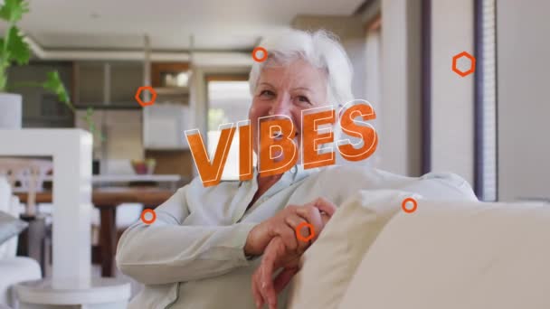 Animacja Wibracji Kolorze Pomarańczowym Nad Szczęśliwą Białą Seniorką Siedzącą Salonie — Wideo stockowe