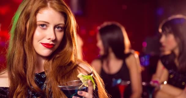Animering Röd Förbjuden Skylt Över Cocktail Och Kaukasisk Kvinna Som — Stockvideo