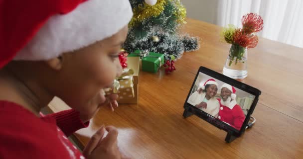 Femme Afro Américaine Avec Chapeau Père Noël Utilisant Une Tablette — Video