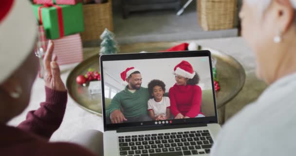 Різні Старші Друзі Використовують Ноутбук Різдвяного Відеодзвінка Щасливою Сім Екрані — стокове відео
