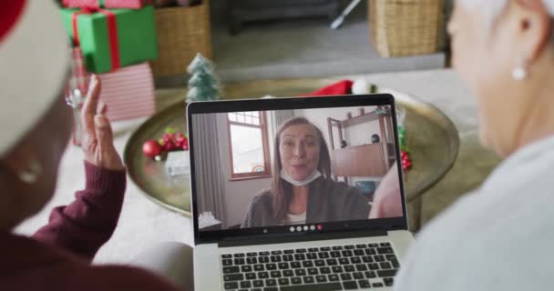 不同的高级女性朋友使用笔记本电脑与快乐的女人在屏幕上进行圣诞视频通话 圣诞节 节日和通信技术 — 图库视频影像