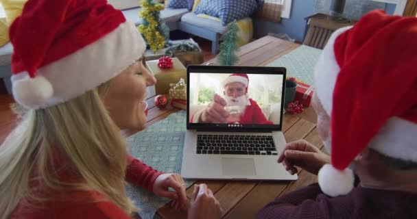 Kaukasisch Koppel Met Kerstmutsen Met Laptop Voor Kerst Videogesprek Met — Stockvideo