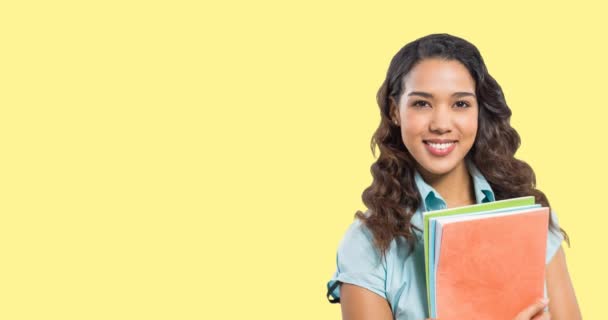 アジアの10代の女性学生が本を持って笑顔で緑のスピーチバブルのアニメーション 黄色に ナショナル トリビア クイズ コンクールのコンセプトをデジタルで — ストック動画